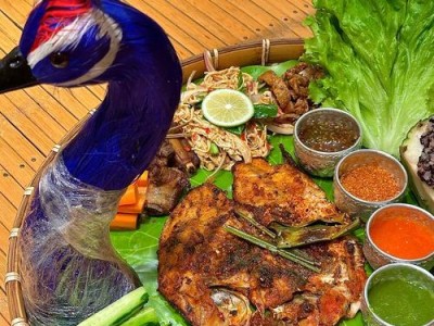 白孔雀的食物之谜（揭秘白孔雀的饮食习惯与营养需求）